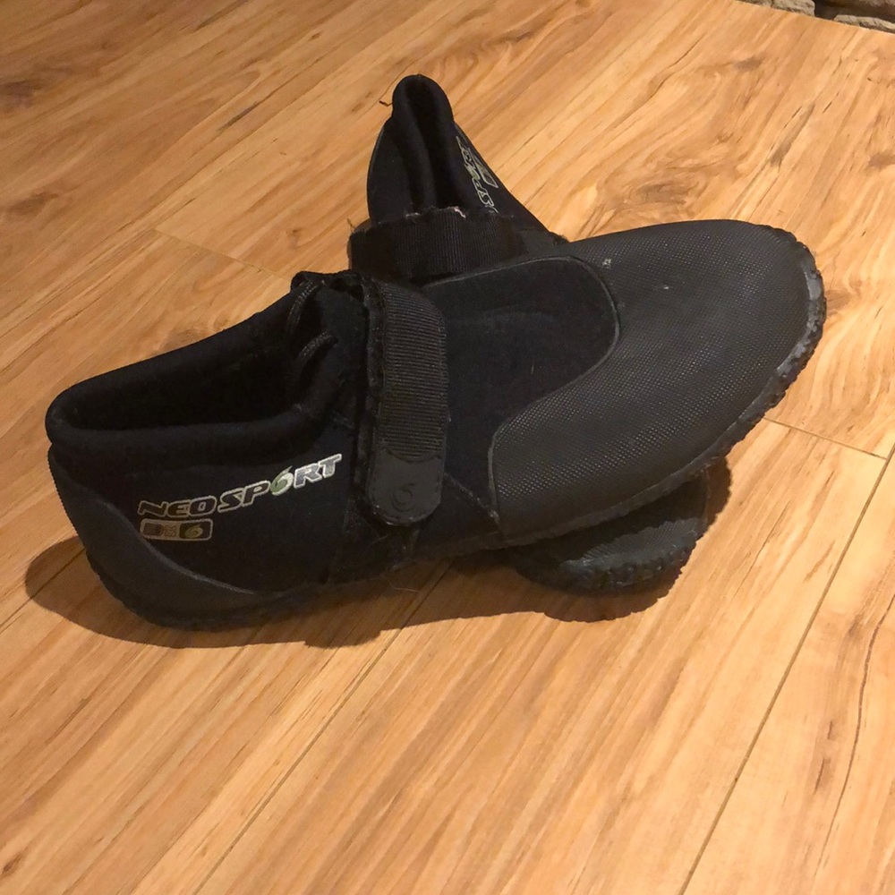 Neosport water shoes. Black size 10!